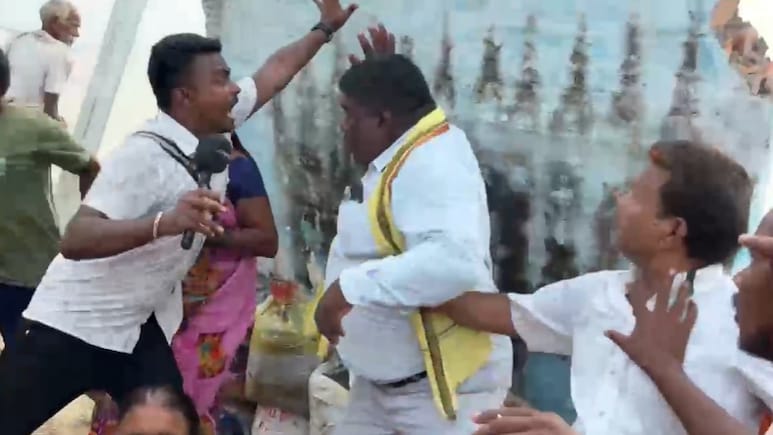 यूट्यूबर पूछ रहा था सवाल, तभी सिर पर आ गिरी दीवार... कैमरे में कैद हुई घटना, एक महिला की मौत यूट्यूबर पूछ रहा था सवाल, तभी सिर पर आ गिरी दीवार... कैमरे में कैद हुई घटना, एक महिला की मौत