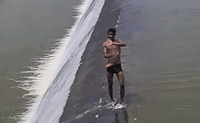 Rajasthan: जान हथेली पर लेकर पश्चिम बनास बांध पर स्टंट करता दिखा युवक,  हरकत देख सहम गए लोग