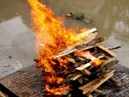 Shocking! लेकाच्या मृत्यूने आक्रोश.. अंत्यसंस्कारावेळी चमत्कार,  खोकला आला अन् तो पुन्हा जिवंत झाला