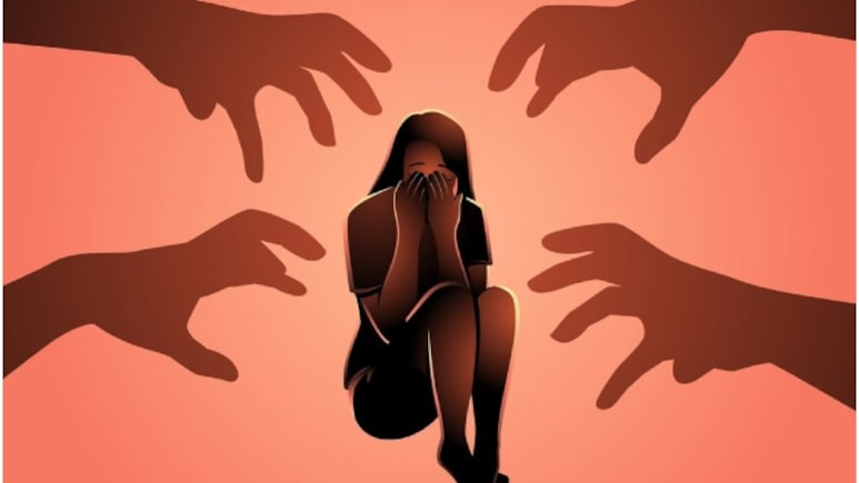 महाराष्ट्र हादरला! आई गरबा खेळण्यासाठी बाहेर गेली..सावत्र बापाने 5 वर्षांच्या चिमुकलीवर अत्याचार केला अन्..