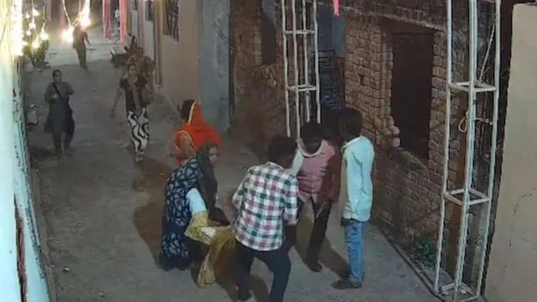MP Crime: गरबा खेळणाऱ्या महिलेला उचललं, 6 जणांनी फरफटत नेलं, अपहरणाचा LIVE थरार|पाहा VIDEO
