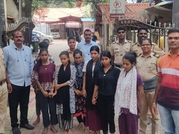 Kalyan News : पकडली, बांगलादेशात पाठवली...तरीही पुन्हा भारतात परतली; एका महिलेमुळे 6 बांगलादेशींना अटक Kalyan News : पकडली, बांगलादेशात पाठवली...तरीही पुन्हा भारतात परतली; एका महिलेमुळे 6 बांगलादेशींना अटक