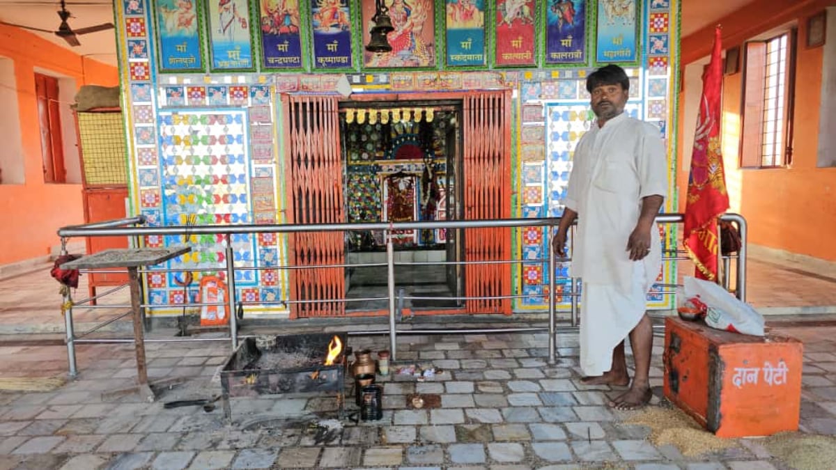 मंदिर के पुजारियों का कहना है मंदिर के पुजारियों का कहना है