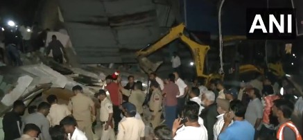 इंदौर में 10 साल पुराना 3 मंजिला मकान गिरा, सात लोग मलबे से निकाले गए, कुछ अब भी फंसे