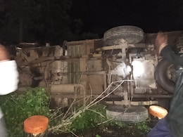 Dhar Road Accident: भीषण सड़क हादसे से मचा कोहराम, मजदूरों से भरी पिकअप पलटी, तीन की मौत; 18 से अधिक घायल