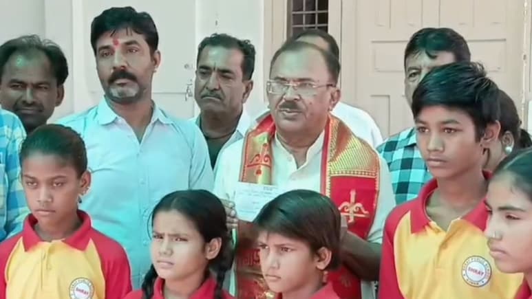 Rajasthan: वासुदेव देवनानी ने उठाया 9 छात्रों की पढ़ाई का खर्च, 1 लाख 5 हजार का चेक सौंपा; दिव्यांगों को स्कूटी भेंट
