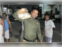 Rajasthan: जिंदा मगरमच्छ को गोद में उठाया, फिर हंसते हुए कंधे पर बैठाया.. कोटा से सामने आई दिलचस्प तस्वीर Rajasthan: जिंदा मगरमच्छ को गोद में उठाया, फिर हंसते हुए कंधे पर बैठाया.. कोटा से सामने आई दिलचस्प तस्वीर