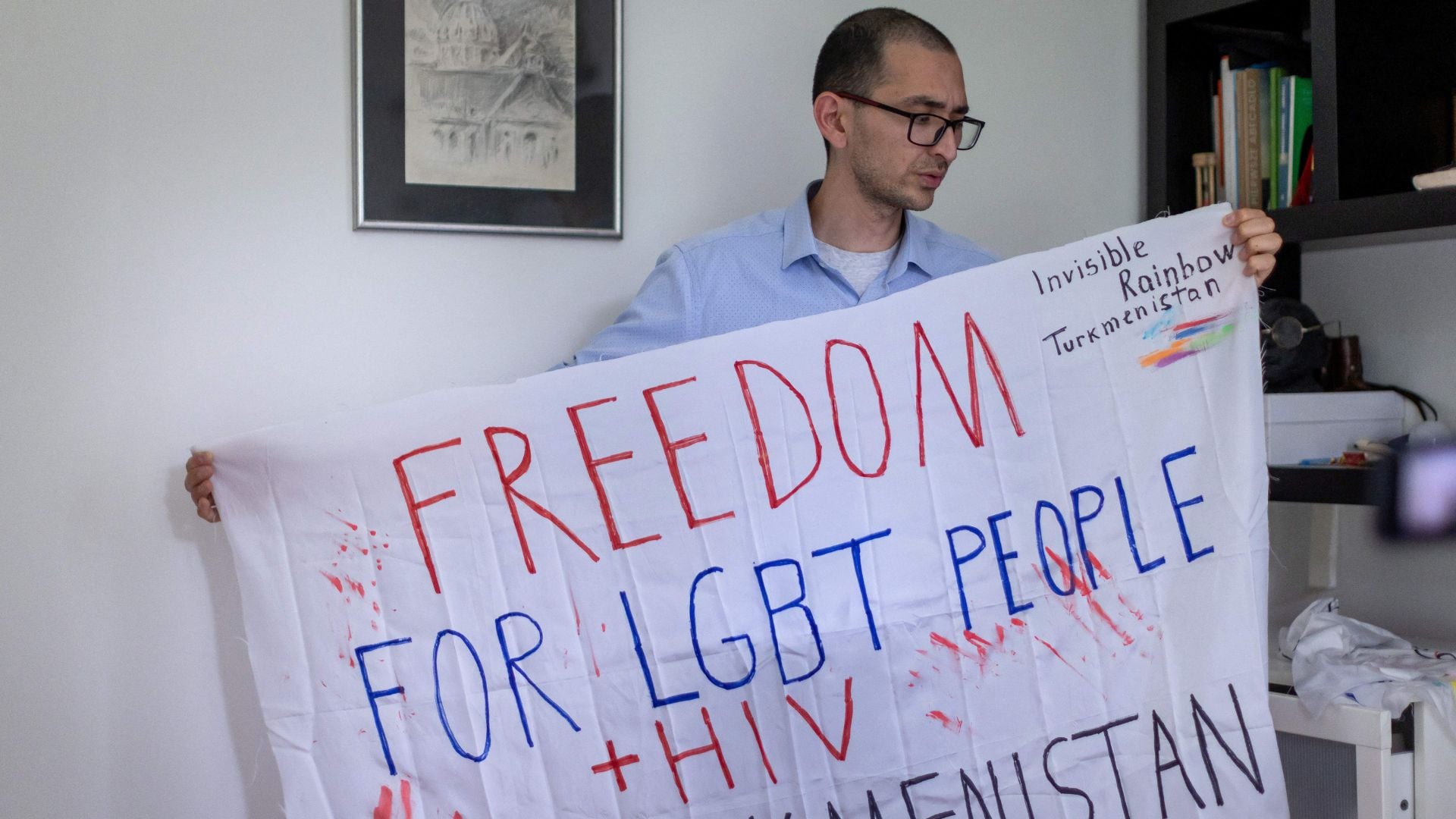 डेविड ओमारोव LGBTQ समुदाय और HIV पॉजिटिव लोगों के हक के लिए आवाज उठाते हैं डेविड ओमारोव LGBTQ समुदाय और HIV पॉजिटिव लोगों के हक के लिए आवाज उठाते हैं