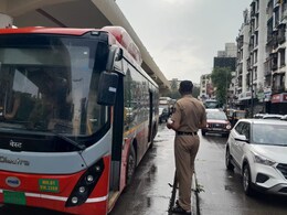 Mumbai Accident: 'लालबागच्या राजा'चे दर्शन घेऊन परतणाऱ्या भाविकांच्या दुचाकीला अपघात, एकाचा मृत्यू Mumbai Accident: 'लालबागच्या राजा'चे दर्शन घेऊन परतणाऱ्या भाविकांच्या दुचाकीला अपघात, एकाचा मृत्यू