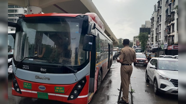 मुंबई: कुर्ला-अंधेरी रूट पर युवक ने बस को अगवा किया, पुलिस की गोली से ढेर मुंबई: कुर्ला-अंधेरी रूट पर युवक ने बस को अगवा किया, पुलिस की गोली से ढेर