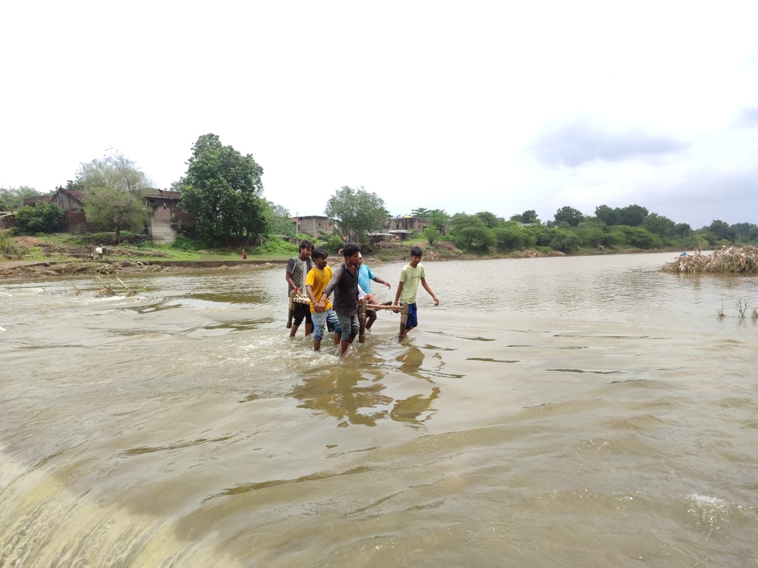 गांव से मरीजों को अस्पताल ले जाने में होती है परेशानी गांव से मरीजों को अस्पताल ले जाने में होती है परेशानी
