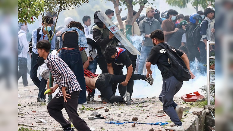 Nepal Gen-Z Protest: 19 मौतों के बाद गृह मंत्री ने PM ओली को सौंपा इस्तीफा, सोशल मीडिया बैन पर आंदोलन का असर Nepal Gen-Z Protest: 19 मौतों के बाद गृह मंत्री ने PM ओली को सौंपा इस्तीफा, सोशल मीडिया बैन पर आंदोलन का असर