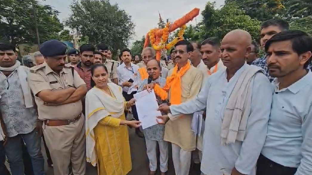 अपनी मांगों को लेकर किसानों ने सौंपा ज्ञापन अपनी मांगों को लेकर किसानों ने सौंपा ज्ञापन