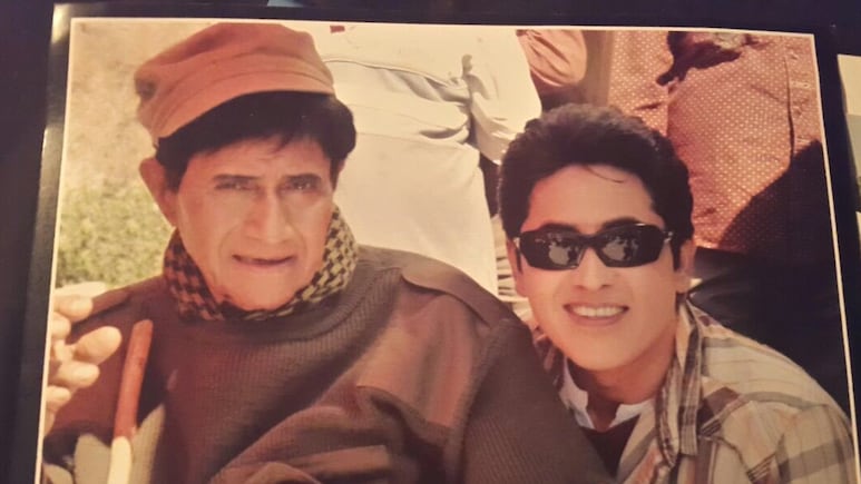 देव आनंद के साथ दिख रहा एक्टर एक ही शो में निभा चुका है 350 कैरेक्टर, 35 तो हैं महिलाओं के 