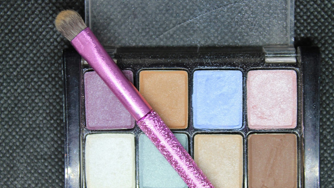 Upgrade your eye shadow shades with top collections on Myntra