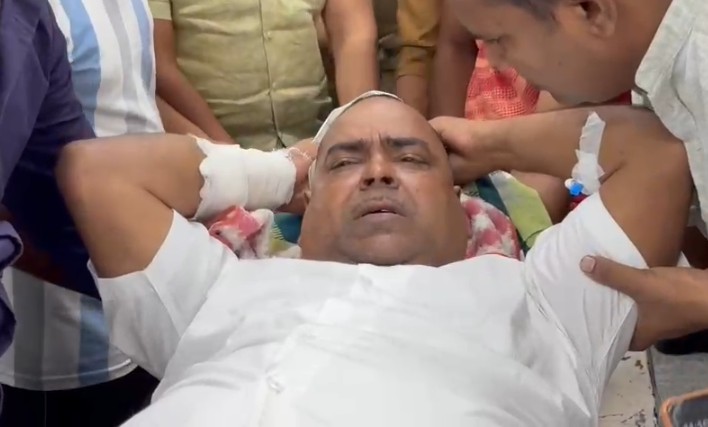 लखनऊ जेल में बंद सपा नेता गायत्री प्रजापति पर जानलेवा हमला, सिर पर हुए कई वार