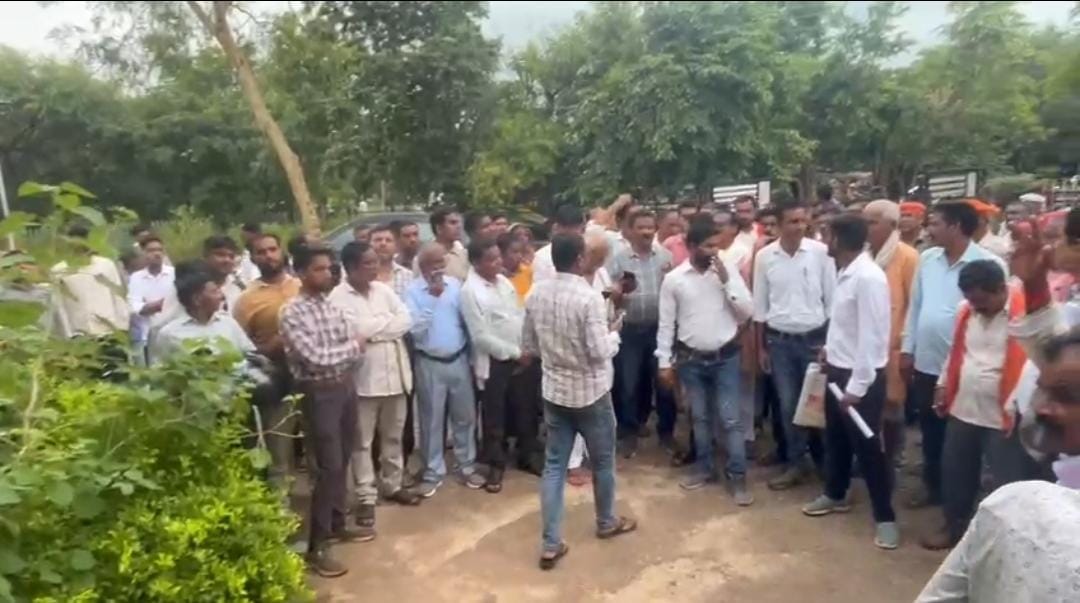 ग्रामीण कर रहे विरोध ग्रामीण कर रहे विरोध