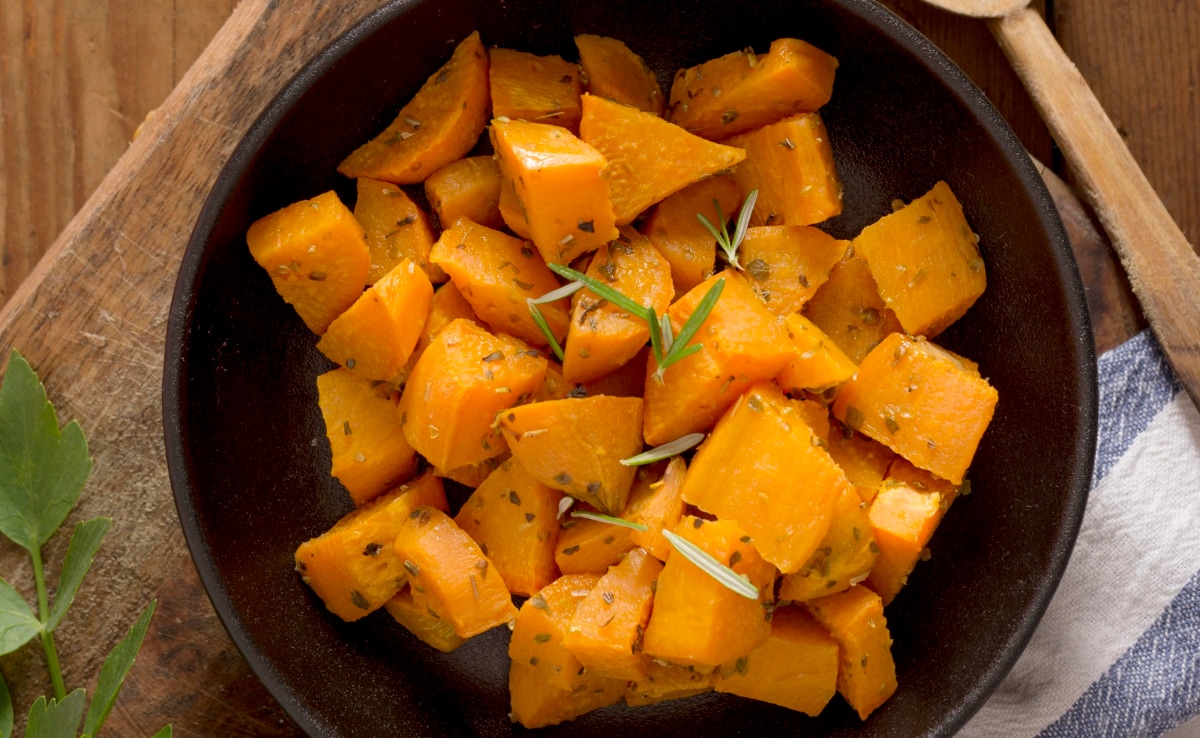 Shakarkand kya hai, Shakarkand khane ke fayde kya hain, Kya Madhumeh (Diabetes) rogi shakarkand kha sakte hain, kya shakarkand Madhumeh (Diabetes) rogiyon ke liye accha hai,Shakarkand aur aaloo mein kya antar hai, Kya shakarkand khaane se wazan badhta hai ya kam hota hai, Shakarkand khaane ka sahi samay aur tareeka kya hai, Shakarkand mein kitni calorie hoti hai,Shakarkand ki taasir garam hoti hai ya thandi, शकरकंद क्या है?,शकरकंद खाने के फायदे क्या हैं, क्या मधुमेह (Diabetes) रोगी शकरकंद खा सकते हैं, क्या शकरकंद मधुमेह (Diabetes) रोगियों के लिए अच्छा है, शकरकंद और आलू में क्या अंतर है, क्या शकरकंद खाने से वजन बढ़ता है या कम होता है, शकरकंद खाने का सही समय और तरीका क्या है, शकरकंद में कितनी कैलोरी होती है, शकरकंद की तासीर गर्म होती है या ठंडी, क्या शकरकंद को छीलकर खाना चाहिए या छिलके सहित, शकरकंद खाने के नुकसान क्या हैं, शकरकंद में कौन सा विटामिन सबसे ज्यादा होता है, शकरकंद में कौन-कौन से पोषक तत्व पाए जाते हैं, क्या शकरकंद वजन घटाने में मदद करता है, शकरकंद खाने का सबसे अच्छा तरीका क्या है, क्या शकरकंद की तासीर गर्म होती है, क्या शकरकंद को छीलकर खाना चाहिए या छिलके सहित, शकरकंद को कब खाना सबसे अच्छा होता है (समय), शकरकंद का अधिक सेवन करने से क्या नुकसान हो सकता है, क्या शकरकंद कब्ज (Constipation) में मदद करता है, कच्चा शकरकंद के फायदे और नुकसान, शकरकंद कितनी देर तक उबालना चाहिए, क्या शकरकंद खाने से त्वचा (Skin) को फायदा होता है, क्या शकरकंद दिल (Heart) के लिए अच्छा है, क्या शकरकंद खाने से गैस या ब्लोटिंग (Bloating) हो सकती है, शकरकंद का सबसे पौष्टिक रंग कौन सा होता है, क्या शकरकंद बच्चों के लिए सुरक्षित है, शकरकंद को लंबे समय तक कैसे स्टोर करें, शकरकंद खाने से शरीर को क्या तुरंत ऊर्जा मिलती है, Latest and Breaking News on NDTV