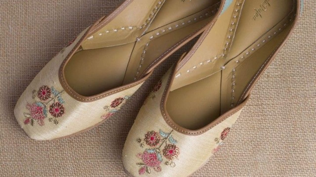 Gift yourself punjabi juttis for navratri to enhance the beauty of your outfit