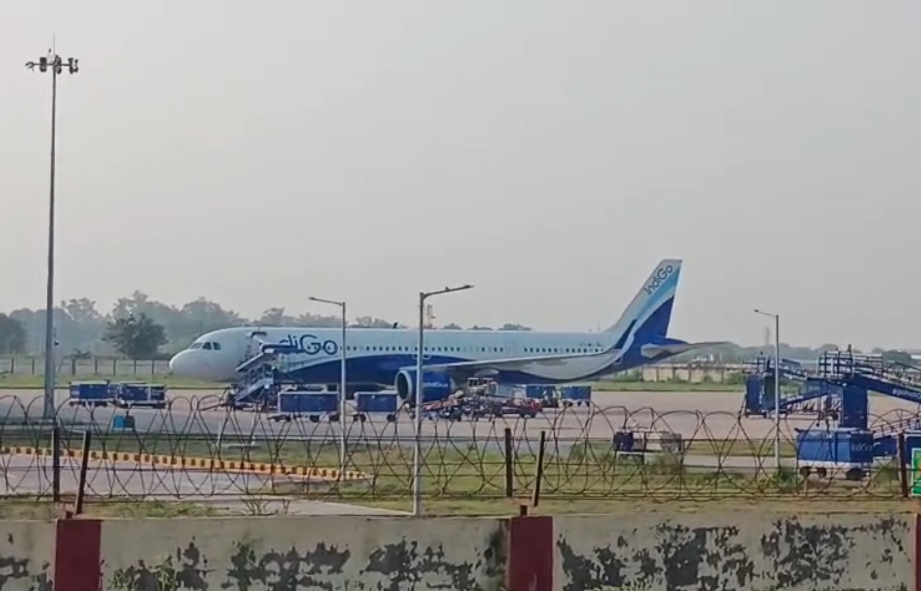 दिल्ली एयरपोर्ट पर  इंडिगो विमान में यात्री के पावर बैंक में लगी आग, जानिए हुआ क्या