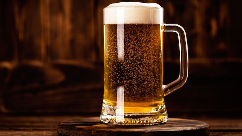 Beer Bath Trend : पाणी नाही, बिअरने करतात आंघोळ; या देशात का आहे बिअर बाथचा ट्रेंड?