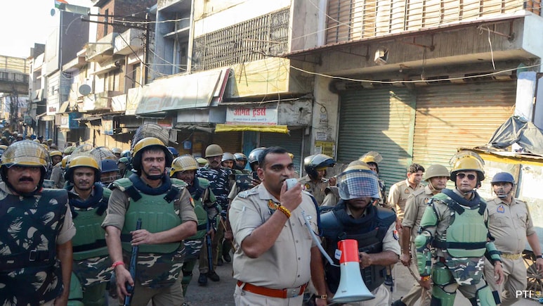 बरेली में जुमे की नमाज के बाद माहौल तनावपूर्ण, मौलाना तौकीर रजा नजरबंद, शहर में बढ़ाई गई सुरक्षा बरेली में जुमे की नमाज के बाद माहौल तनावपूर्ण, मौलाना तौकीर रजा नजरबंद, शहर में बढ़ाई गई सुरक्षा