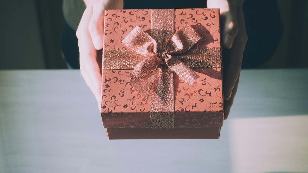 How can you pick a special luxury gift for Karwa Chauth 2025?
