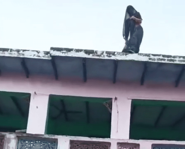 पति ने दहेज में मांगी बुलेट और 5 लाख, अलीगढ़ की परेशान अर्चना ने छत से लगा दी छलांग