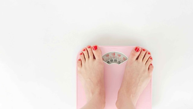 Increased insulin levels contribute to slow weight loss by promoting fat storage