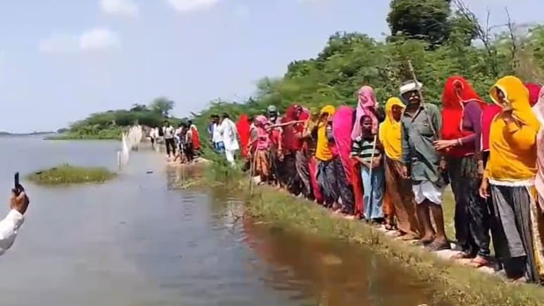दो गांव के बीच तालाब की जंग... एक के लिए वरदान तो दूसरे के लिए अभिशाप, एक तरफ रखवाली तो दूसरी ओर तोड़ने की तैयारी