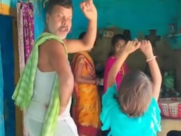 जीतेंद्र के गाने तुमसे ओ हसीना पर बाप-बेटी के डांस ने जीता फैंस का दिल, बार- बार देख रहे ये वीडियो जीतेंद्र के गाने तुमसे ओ हसीना पर बाप-बेटी के डांस ने जीता फैंस का दिल, बार- बार देख रहे ये वीडियो