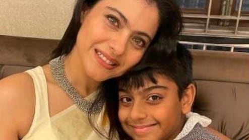 15 साल का हुआ काजोल का बेटा, सूट-बूट में पापा अजय देवगन के साथ कदम मिलाता आया नजर