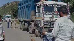अलवर में भीषण सड़क हादसा, तेज रफ्तार डंपर ने बाइक को मारी टक्कर; तीन की मौत