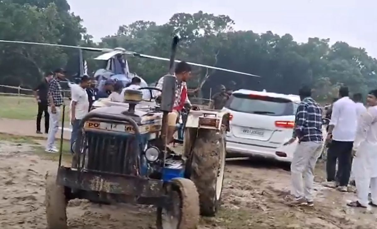 खगड़िया: 35 मिनट तक कीचड़ में फंसी तेजस्वी की गाड़ी, ट्रैक्टर से खींचना पड़ा, सामने आया वीडियो