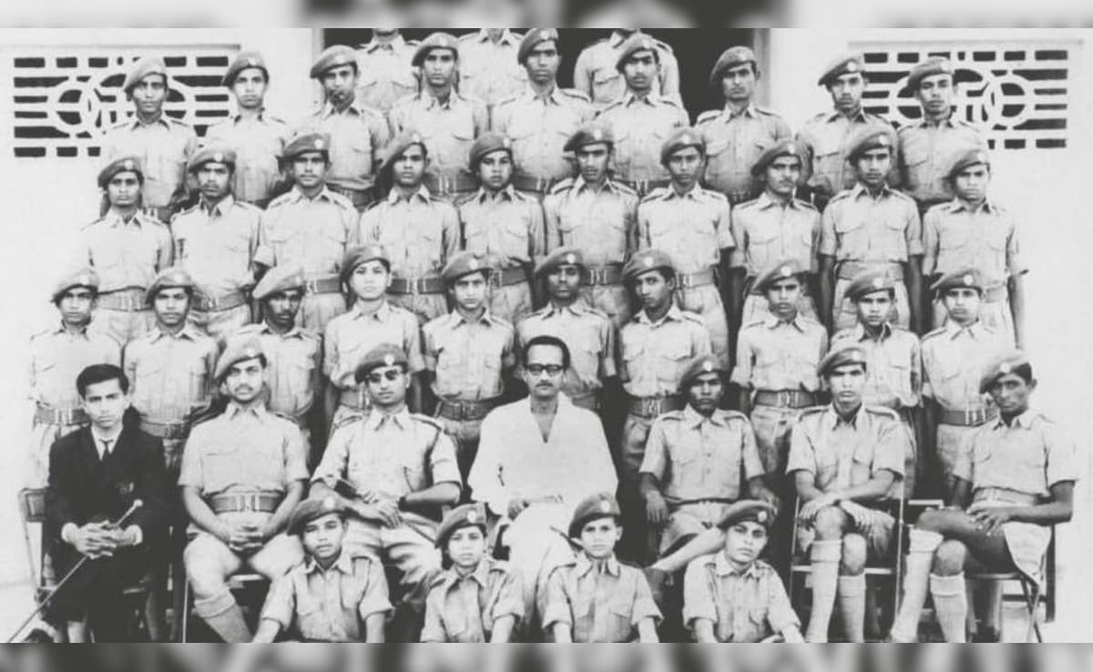 Narendra Modi in a group photo with his teacher and school principal. Narendra Modi in a group photo with his teacher and school principal.