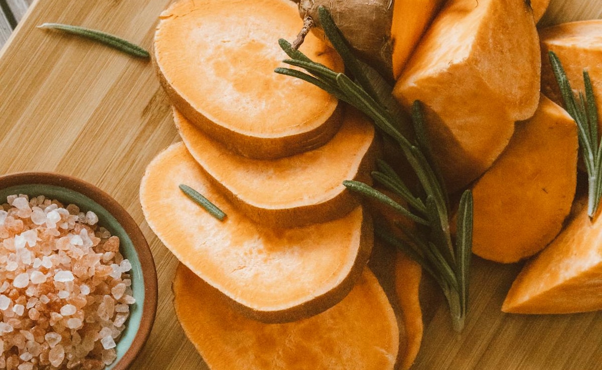 Shakarkand kya hai, Shakarkand khane ke fayde kya hain, Kya Madhumeh (Diabetes) rogi shakarkand kha sakte hain, kya shakarkand Madhumeh (Diabetes) rogiyon ke liye accha hai,Shakarkand aur aaloo mein kya antar hai, Kya shakarkand khaane se wazan badhta hai ya kam hota hai, Shakarkand khaane ka sahi samay aur tareeka kya hai, Shakarkand mein kitni calorie hoti hai,Shakarkand ki taasir garam hoti hai ya thandi, शकरकंद क्या है?,शकरकंद खाने के फायदे क्या हैं, क्या मधुमेह (Diabetes) रोगी शकरकंद खा सकते हैं, क्या शकरकंद मधुमेह (Diabetes) रोगियों के लिए अच्छा है, शकरकंद और आलू में क्या अंतर है, क्या शकरकंद खाने से वजन बढ़ता है या कम होता है, शकरकंद खाने का सही समय और तरीका क्या है, शकरकंद में कितनी कैलोरी होती है, शकरकंद की तासीर गर्म होती है या ठंडी, क्या शकरकंद को छीलकर खाना चाहिए या छिलके सहित, शकरकंद खाने के नुकसान क्या हैं, शकरकंद में कौन सा विटामिन सबसे ज्यादा होता है, शकरकंद में कौन-कौन से पोषक तत्व पाए जाते हैं, क्या शकरकंद वजन घटाने में मदद करता है, शकरकंद खाने का सबसे अच्छा तरीका क्या है, क्या शकरकंद की तासीर गर्म होती है, क्या शकरकंद को छीलकर खाना चाहिए या छिलके सहित, शकरकंद को कब खाना सबसे अच्छा होता है (समय), शकरकंद का अधिक सेवन करने से क्या नुकसान हो सकता है, क्या शकरकंद कब्ज (Constipation) में मदद करता है, कच्चा शकरकंद के फायदे और नुकसान, शकरकंद कितनी देर तक उबालना चाहिए, क्या शकरकंद खाने से त्वचा (Skin) को फायदा होता है, क्या शकरकंद दिल (Heart) के लिए अच्छा है, क्या शकरकंद खाने से गैस या ब्लोटिंग (Bloating) हो सकती है, शकरकंद का सबसे पौष्टिक रंग कौन सा होता है, क्या शकरकंद बच्चों के लिए सुरक्षित है, शकरकंद को लंबे समय तक कैसे स्टोर करें, शकरकंद खाने से शरीर को क्या तुरंत ऊर्जा मिलती है, Latest and Breaking News on NDTV