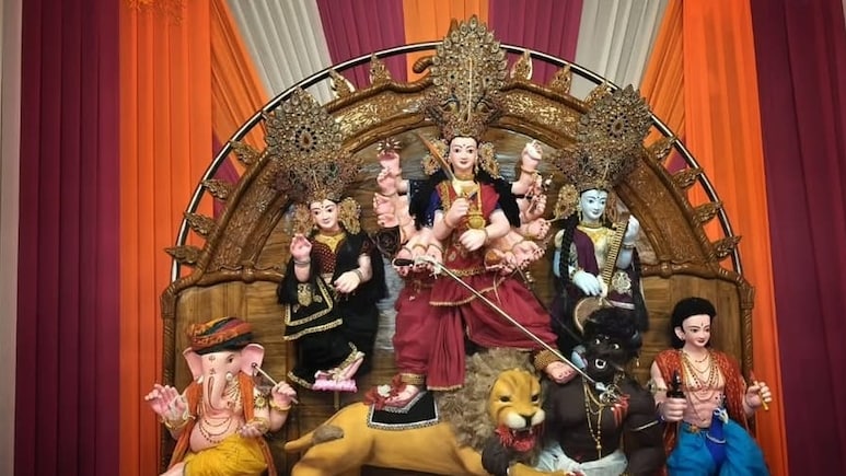 सागर की कांधे वाली काली: 121 सालों से अटूट परंपरा, भक्तों के कंधों पर सवार होकर विसर्जन को जाती हैं मां जगदंबा