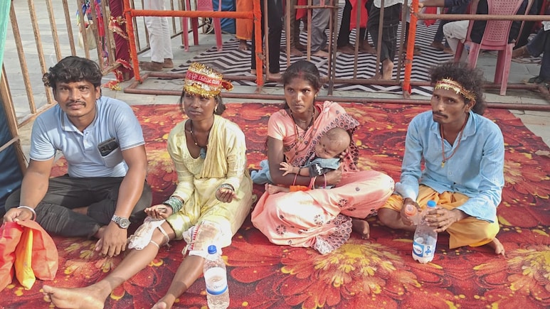मां ने सुनीं मां की पुकार, मृत नवजात को दिया जीवनदान तो हाथों में दीये लेकर घुटनों के बल मंदिर पहुंची महिला  