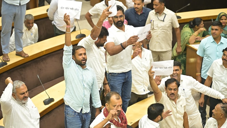 जयपुर नगर निगम की सभा में हंगामा, जीएसटी सुधार प्रस्ताव पर भिड़े कांग्रेस-बीजेपी पार्षद जयपुर नगर निगम की सभा में हंगामा, जीएसटी सुधार प्रस्ताव पर भिड़े कांग्रेस-बीजेपी पार्षद