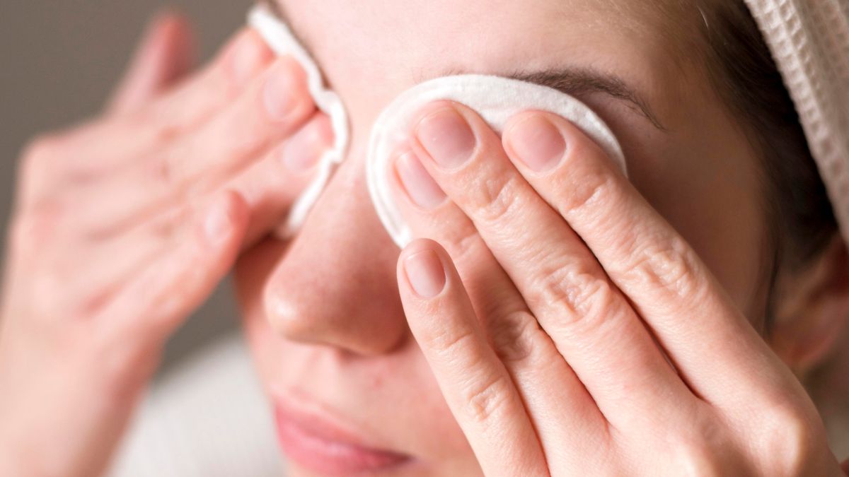 The expert recommends using an under-eye serum with caffeine