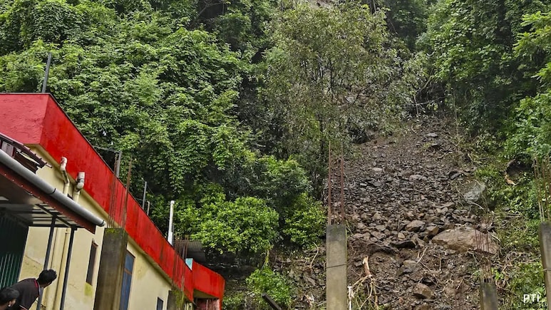 5 Dead In House Collapses, 1,337 Roads Closed, Schools Shut In Himachal Pradesh 5 Dead In House Collapses, 1,337 Roads Closed, Schools Shut In Himachal Pradesh