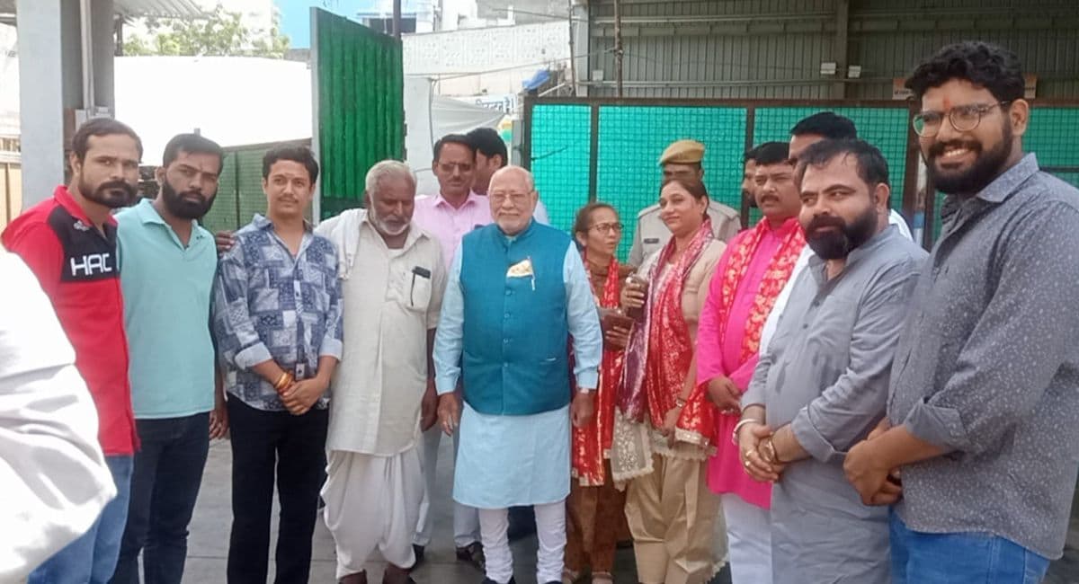 पीएम मोदी के भाई प्रह्लाद मोदी का खाटूश्यामजी में बीजेपी के पदाधिकारियों ने स्वागत किया. पीएम मोदी के भाई प्रह्लाद मोदी का खाटूश्यामजी में बीजेपी के पदाधिकारियों ने स्वागत किया.