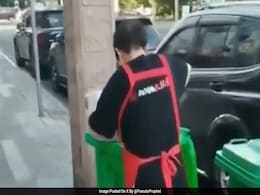 Chinese Restaurant Faces Backlash After Employee Caught Scooping Oil From Street Bin Chinese Restaurant Faces Backlash After Employee Caught Scooping Oil From Street Bin