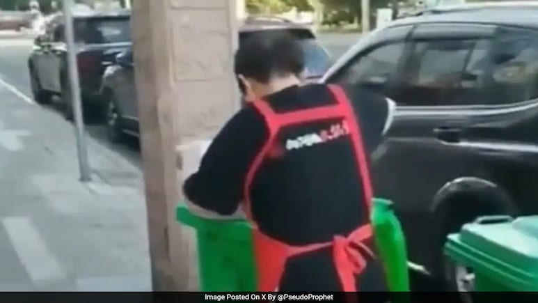 Chinese Restaurant Faces Backlash After Employee Caught Scooping Oil From Street Bin Chinese Restaurant Faces Backlash After Employee Caught Scooping Oil From Street Bin