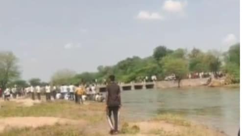 अस्थियां बहाकर लौट रहे परिवार के 7 लोगों की हुई थी मौत, अब उनके अंतिम संस्कार में भी 2 की गई जान