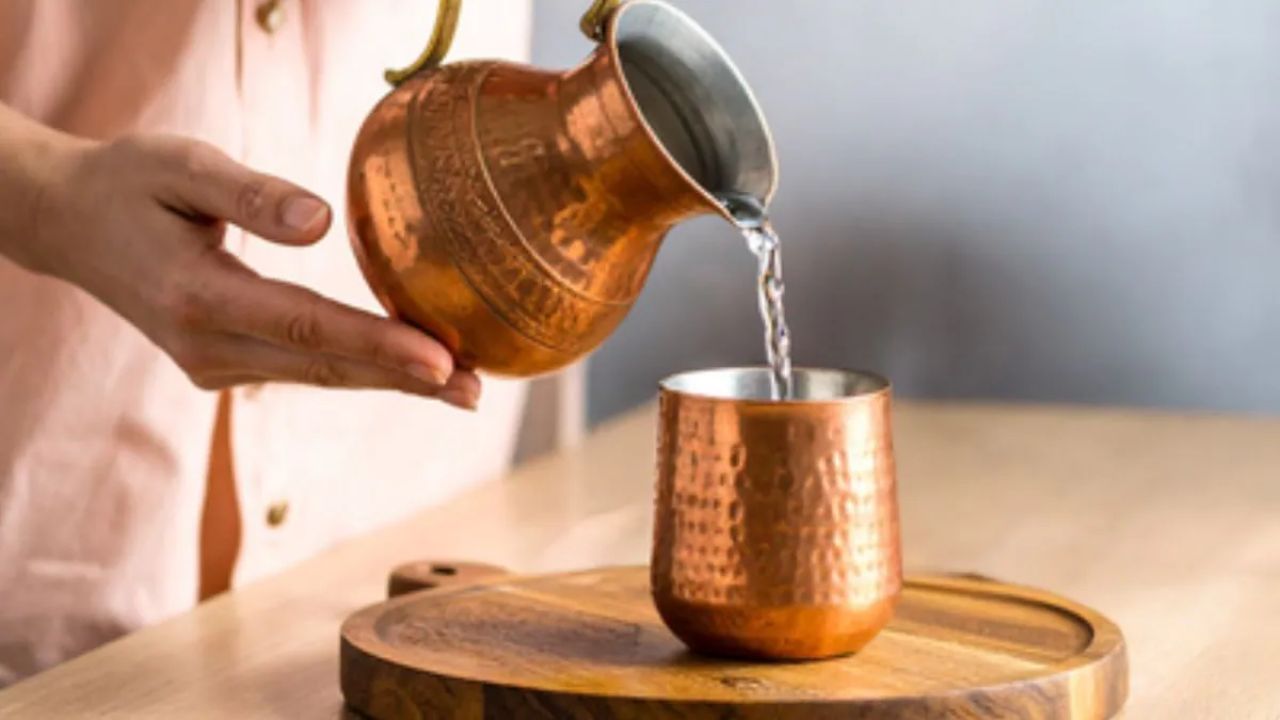 Copper की बोतल में पानी पीते हैं तो कभी न करें ये 3 गलतियां, न्यूट्रिशनिस्ट ने बताया ठप होने लगेगा लिवर, घेर लेंगी परेशानी
