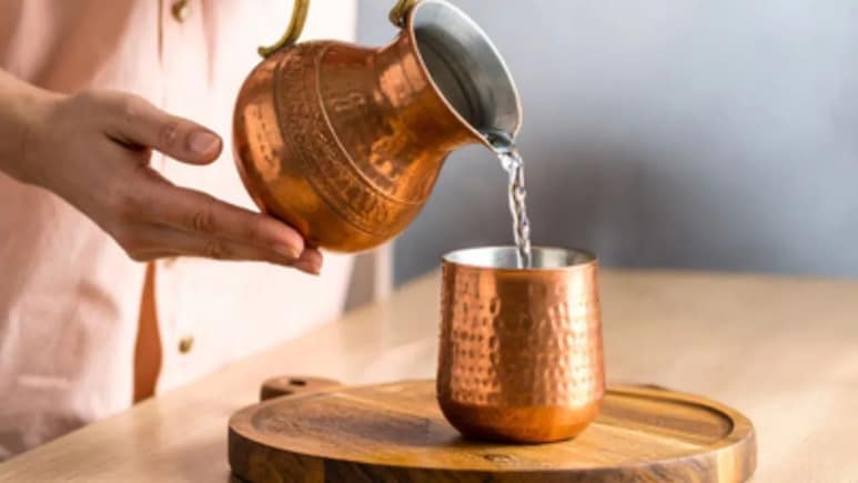 Copper की बोतल में पानी पीते हैं तो कभी न करें ये 3 गलतियां, न्यूट्रिशनिस्ट ने बताया ठप होने लगेगा लिवर, घेर लेंगी परेशानी