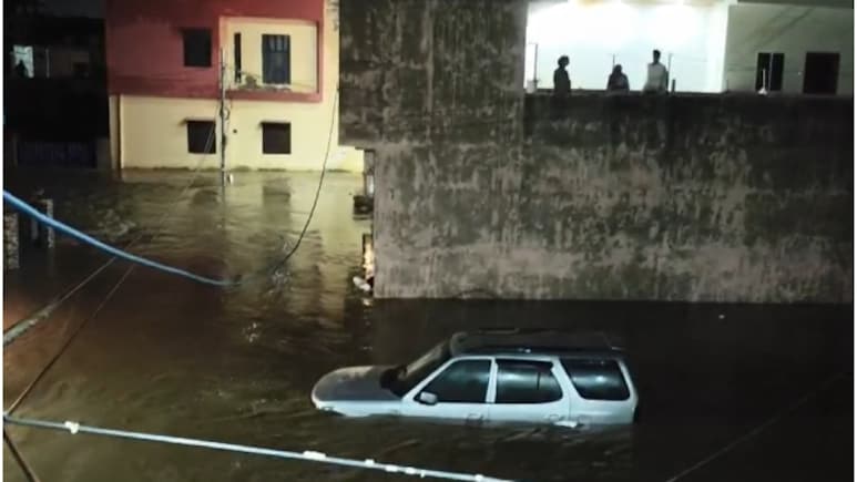 Rajasthan Rain: अजमेर में तालाब की पाल टूटी, कॉलोनियों में 10-10 फीट तक घुसा पानी, गाड़ियां डूबीं, सैकड़ों लोग प्रभावित