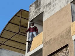 VIDEO: महाराष्ट्र में लड़के का हाई वोल्टेज ड्रामा, गर्लफ्रेंड ने नहीं की बात तो 6वीं मंजिल से कूदने लगा VIDEO: महाराष्ट्र में लड़के का हाई वोल्टेज ड्रामा, गर्लफ्रेंड ने नहीं की बात तो 6वीं मंजिल से कूदने लगा