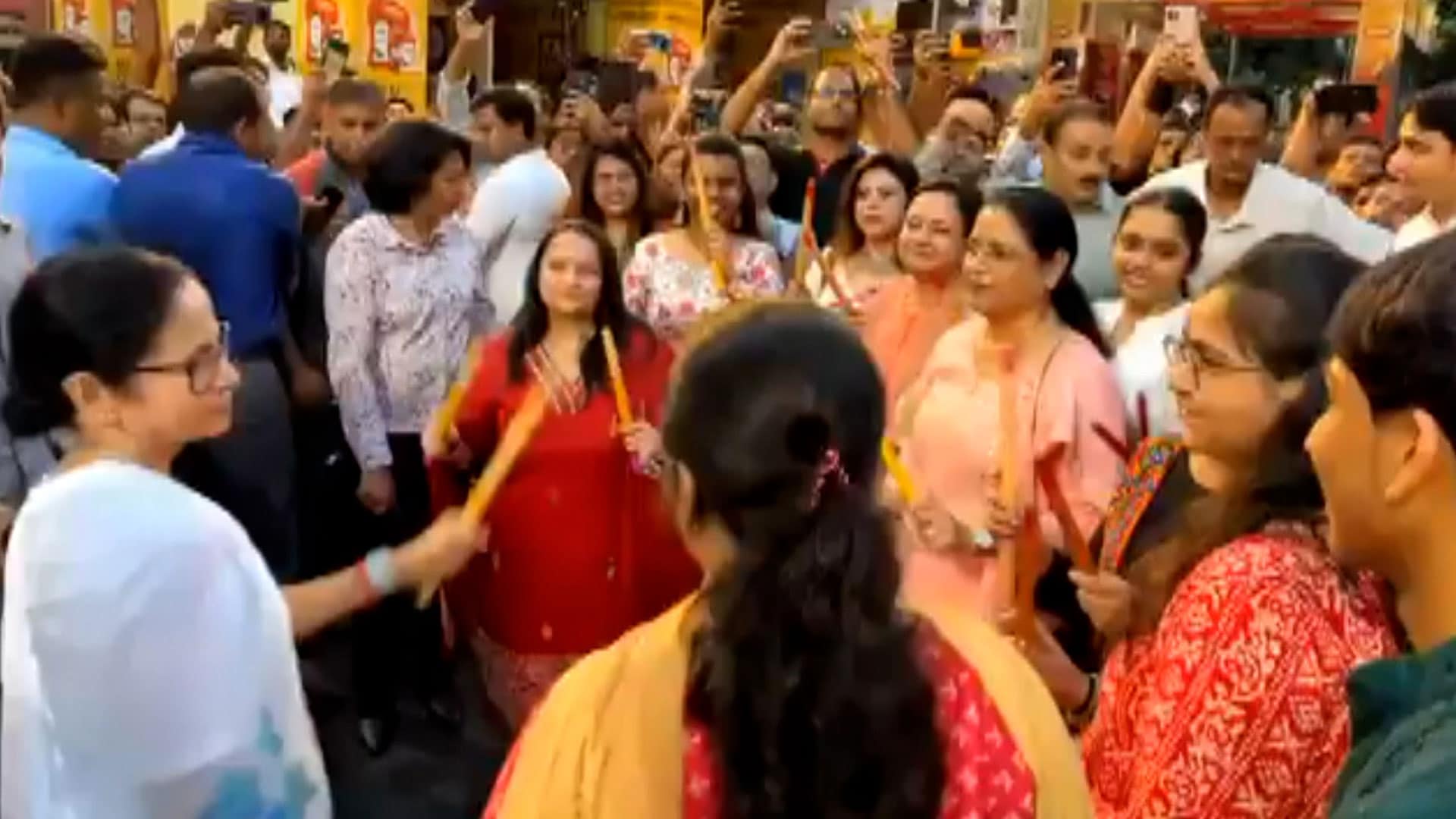 Video : BJP Hits Out At Mamata Banerjee After 'Dandiya' At Puja Pandal Amid Rain Tragedya